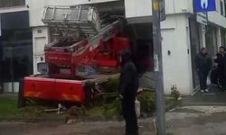 İstanbul Büyükçekmece'de sepetli vinç, diş polikliniğine daldı. Yaralılar olduğu öğrenilirken olay yerine polis ve sağlık ekipleri sevk edildi.