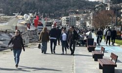 İstanbul'da güneşli havayı fırsat bilenler Bebek sahiline akın etti