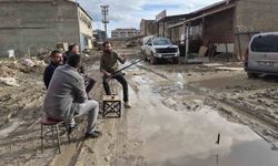 İzahı olmayan şeyin mizahı oldu, sürekli göle dönen sokakta balık tutmaya başladılar