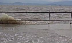 İzmir'de fırtına: Dikili'de deniz seviyesi yükseldi