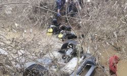 İzmir'de otomobil dereye uçtu: 2 kız kardeş hayatını kaybetti