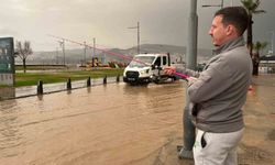 İzmir'de sağanak hayatı felç etti: Kordon göle döndü, vatandaş oltayla tepki gösterdi
