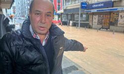 İzmir'de sağanak yağış: Bazı cadde ve sokaklar göle döndü, ekipler su tahliye çalışmaları yürüttü