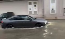 İzmir'de sağanak yağış hayatı olumsuz etkiledi