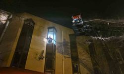 Kağıthane'de marangozhanede korkutan yangın: 11 kişi ve 1 yavru köpek kurtarıldı