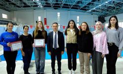 Kahraman öğrenciler rektör tarafından ödüllendirildi