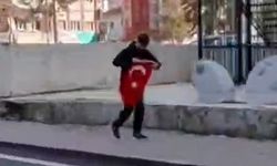 Kaldırımda gördüğü Türk Bayrağı'nı koşarak alan çocuk, kask kamerasıyla görüntülendi