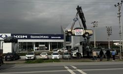 Kamyoneti vinç ile asıp firma önünde eylem yaptı