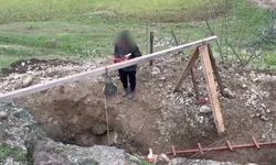 Kanalizasyon bahanesiyle 6 metrelik define çukuru kazarken yakalandılar