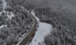Karabük-Bartın kara yolunda bulunan 1030 rakımlı Ahmet Usta geçidi yeniden beyaz örtüyle kaplandı