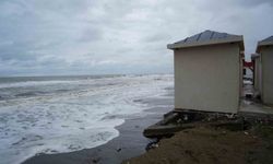 Karadeniz'de dev dalgalar sahili yıktı geçti