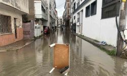 Karşıyaka'da sağanak sonrası sokaklar göle döndü