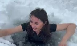 Kars'ta bir kadın Çıldır Gölü'nün buz gibi suyuna girdi