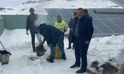 Kars'ta köylüler, içmesuyu için kurdukları GES sitemlerinin karını imece usulü temizliyor