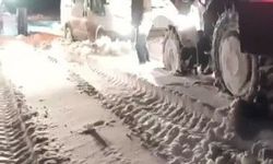 Kars'ta minibüs kara saplandı, mahsur kalan vatandaşlar kurtarıldı