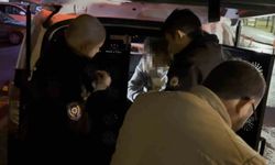 Kavga sonrası gözaltına alınan şahıs 'Kapıyı kapatmayın' derken, annesi 'Adam öldürmedi, çıkarın benim çocuğumu' dedi