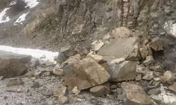 Kemah'taki deprem sonrası Hakbilir köyü yoluna kayalar düştü