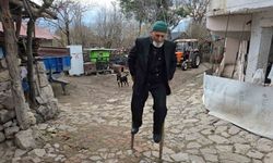 Kendi yaptığı 'ayakcak' ile mahalleyi geziyor