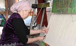 Kırgız Türkleri kültürlerini ilmek ilmek halılara dokuyor