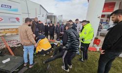 Kontrolden çıkan hafif ticari araç akaryakıt istasyonuna daldı: 2 yaralı