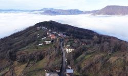 Köyü ve dağ eteklerini kaplayan sis denizi mest etti