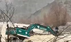 Mahsur kalan vatandaş iş makinesi ile kurtarıldı