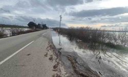 Meriç Nehri taştı, sedde patladı: Karayolu sular altında