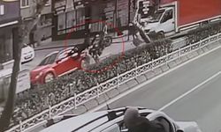 Motosiklet dönüş yapan kamyonete ve park halindeki otomobile çarpıp takla attı