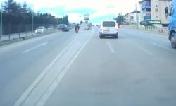 Motosiklete çarpmamak için direksiyonu kırdı, otomobil refüje çarptı