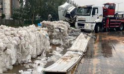 Naylon atık yüklü tır bariyerlere çarptı, otoyol çöplüğe döndü