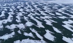 Nazik Gölü'nün donan yüzeyi görsel şölen sunuyor