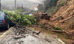 Ödemiş'te heyelan: Göçük altında kalan araç hurdaya döndü