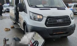 Öğrenci servisi ile çarpışan motokurye kaldırıldığı hastanede hayatını kaybetti