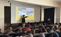 Öğrencilerle halı sahada maç yapan polis, terör örgütleri konusunda bilgilendirdi