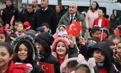 Okula gelen öğrenciler Türk bayraklarıyla karşılandı