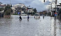 Osmaniye'de kuvvetli yağış: Yollar suyla doldu, araçlar yolda kaldı