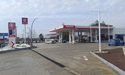 Otomobil akaryakıt istasyonuna daldı, facianın eşiğinden dönüldü