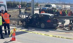 Otomobil bariyerlere ok gibi saplandı: Anne ve baba öldü, kız çocukları yaralandı