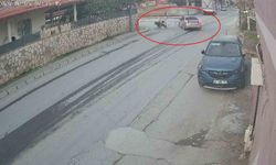 Otomobille çarpışan motosiklet sürücüsünün metrelerce havaya savrulduğu anlar kamerada