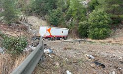Otoyolda tır bariyerlere çarpıp şarampole yuvarlandı: 2 yaralı
