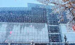 Patnos'ta sıcak hava yerini kar yağışına bıraktı