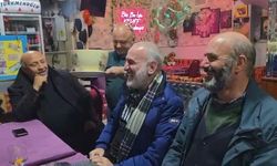 Şakacı kahveye gelen çıkamıyor