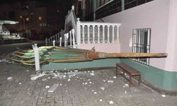 Salihli ilçesini fırtına vurdu, minarenin külahı koptu, çok sayıda ağaç devrildi