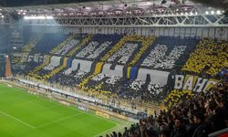 Sarı-lacivertli taraftarlardan 'İnan Fenerbahçe' yazılı koreografi