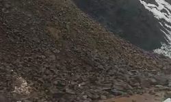 Sason'da kar ve yağmur sonrası heyelan: Köy minibüsü yolda mahsur kaldı