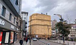 Şehrin merkezinde binayı kereste ile paketlediler