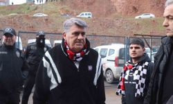 Serdar Adalı taraftarla birlikte maça geldi