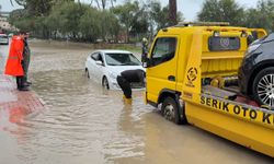 Serik'te sağanak nedeniyle yollarda su birikintileri oluştu