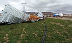 Şiddetli rüzgar ahırın çatısını uçurdu