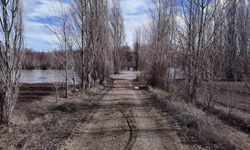 Sivas'ta yağan kar eridi, köy yolu tamamen su altında kaldı